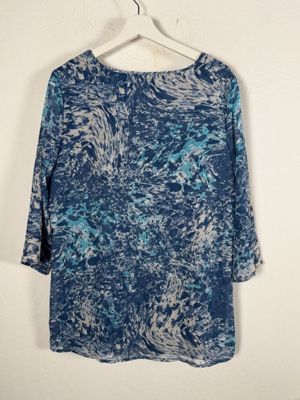 Chico's Blue Abstract Marbled Paint Splatter Print 3/4 Sleeve Tunic Blouse Sz 1 - Picture 3 of 10